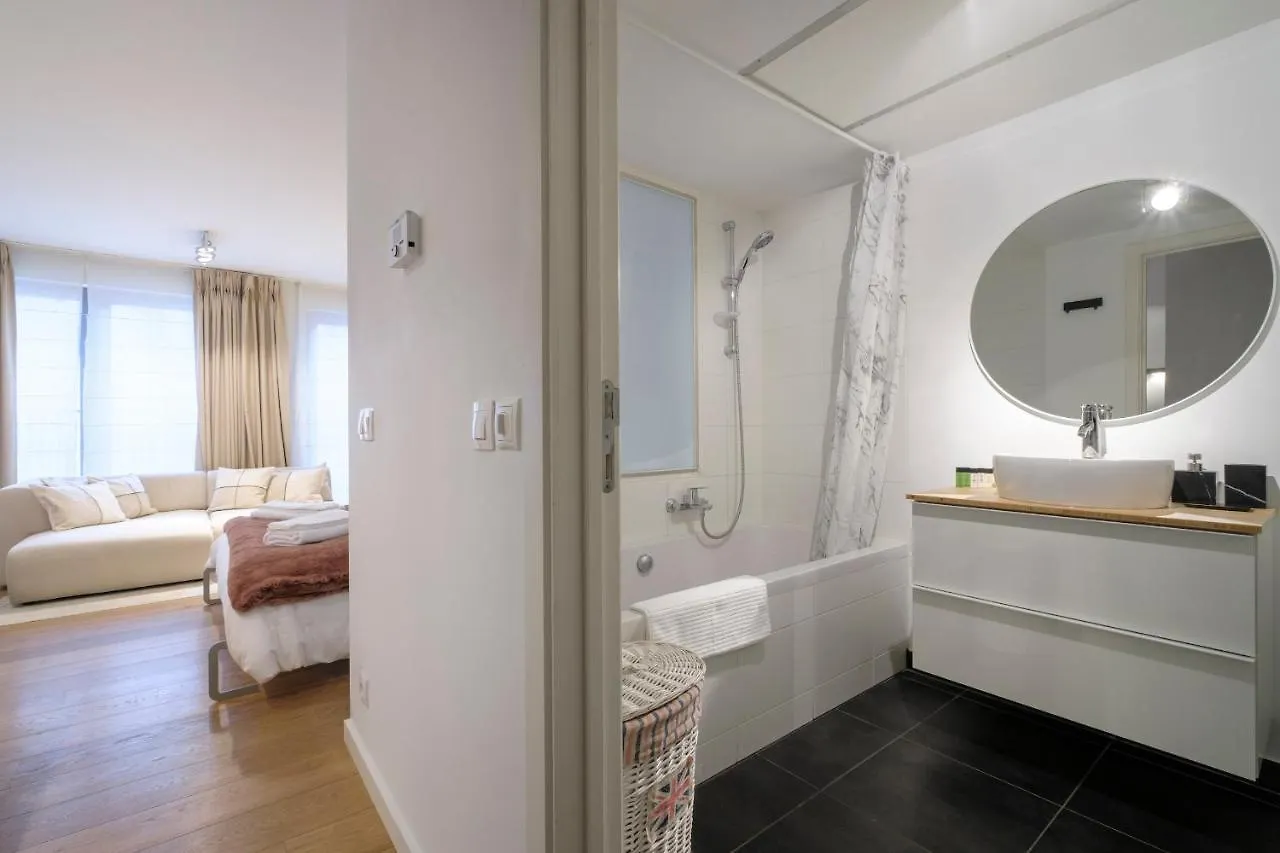 Charmant Studio Proche De La Toison D'Or Brussels Belgium